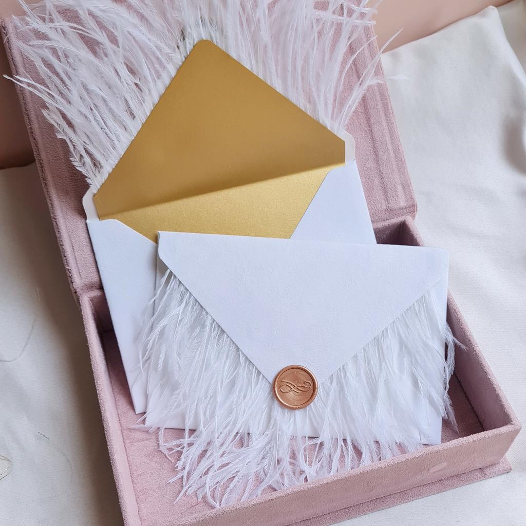 Конверт білий бархатний з пір'ям і сургучем. З МАГНІТОМ