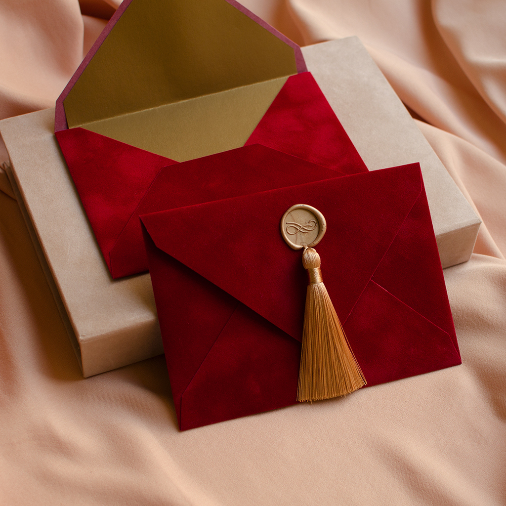Конверт бархатний з китицею. Червоний