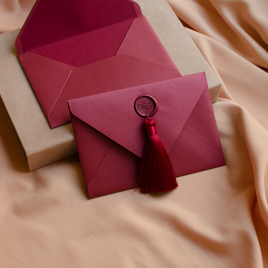 Конверт паперовий з китицею. Бордовий INSTOCK