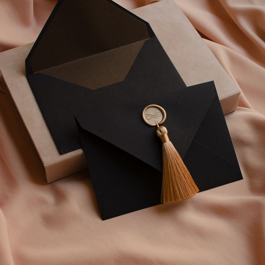 Конверт паперовий з китицею. Чорний INSTOCK