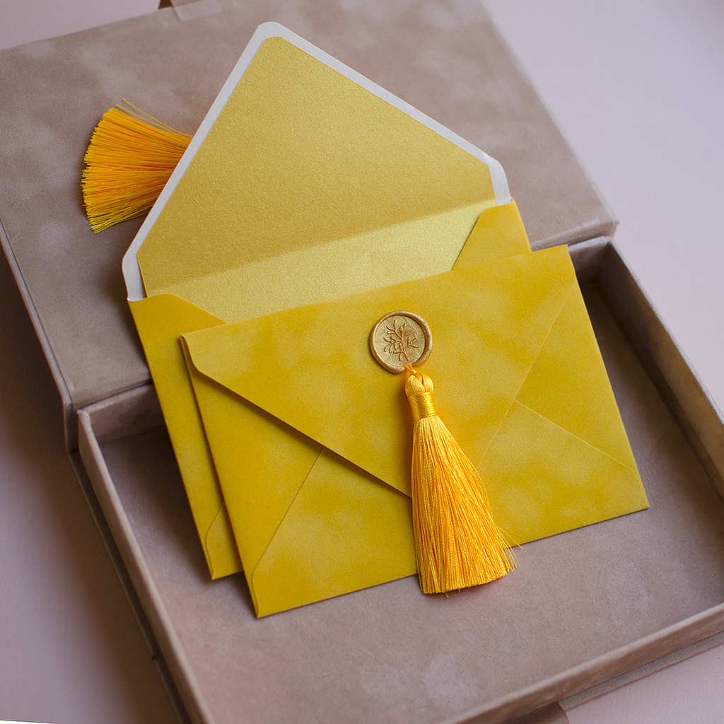 Конверт бархатний з китицею. Жовтий