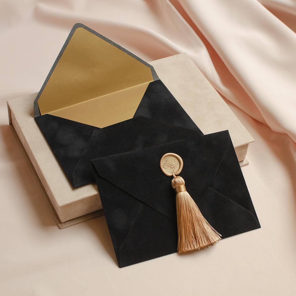 Конверт бархатний з китицею. Чорний