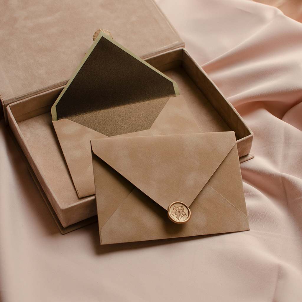 РАСПРОДАЖА Конверт бархатный. Бежевый INSTOCK