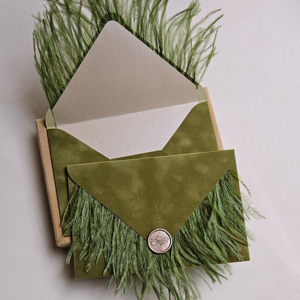 Конверт бархатний с пір'ям. Оливковий IN STOCK