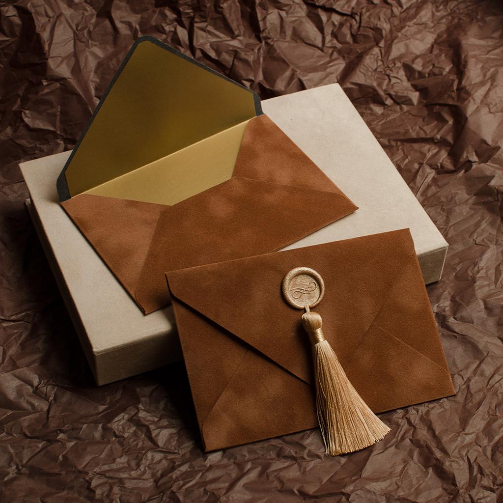 Конверт бархатний з китицею. Кориця