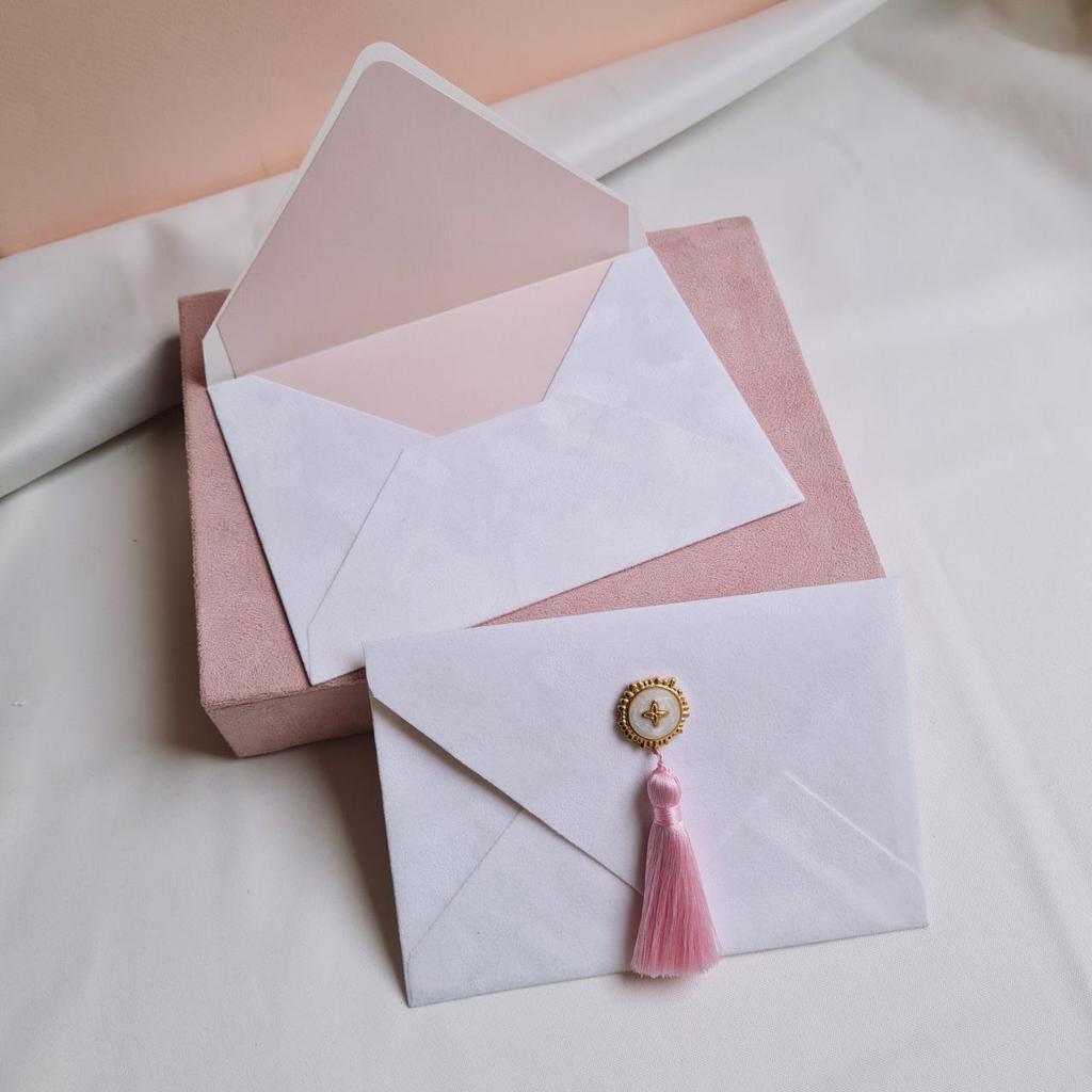 Конверт бархатний з медальйоном та китицею. Ассорті