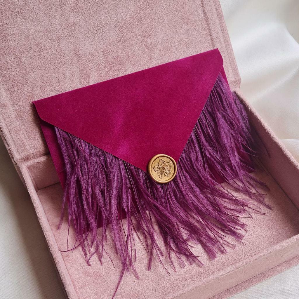 Конверт бархатний з пір'ям та сургучем. Фуксія з магнітом