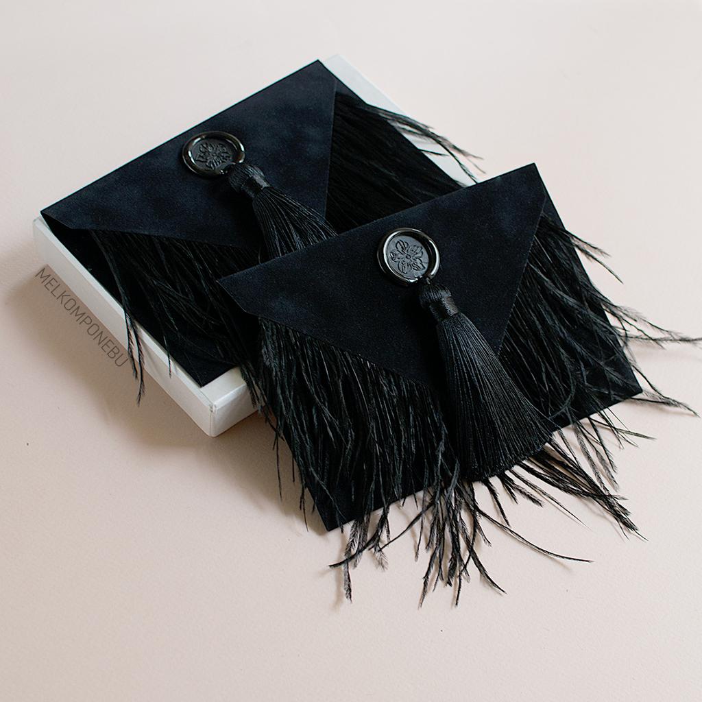 Конверт бархатний з китицею і пір'ям. Супер чорний