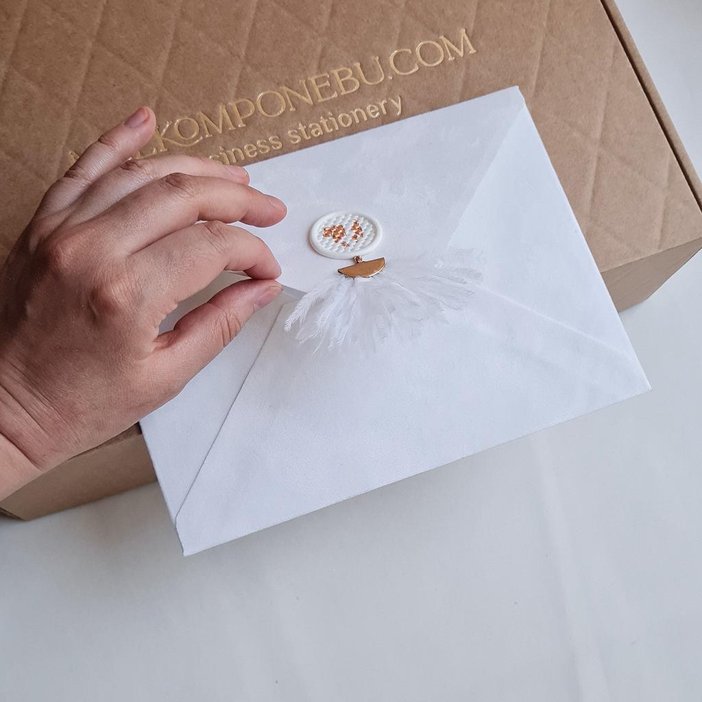 ВЕЛИКИЙ Конверт бархатний з пухнастою підвіскою. БІЛИЙ