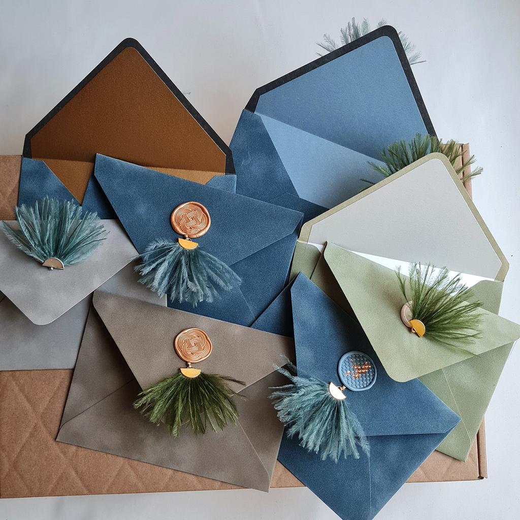 Конверт бархатний з пухнастою підвіскою. Ассорті 2