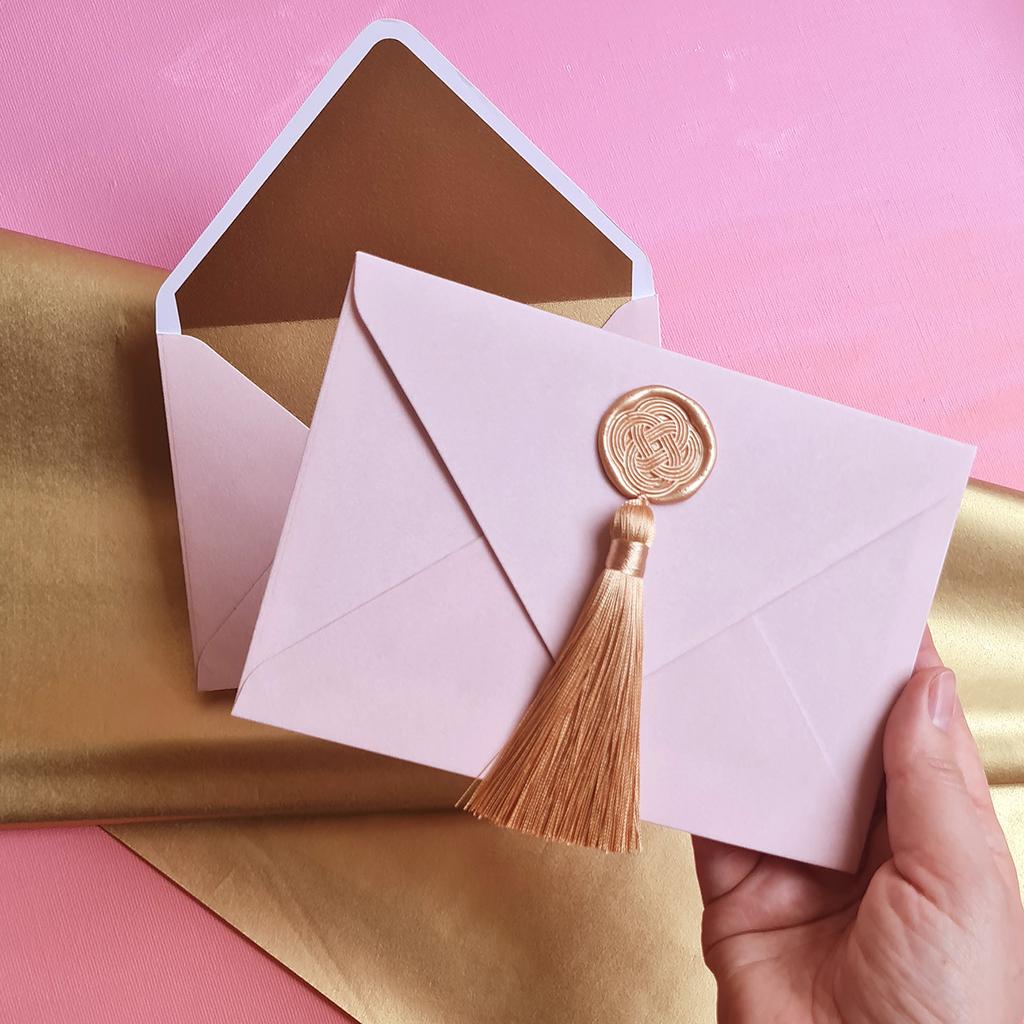 Конверт бархатний з китицею і сургучем Вузлик. Рожевий