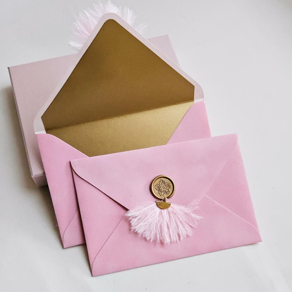 Конверт бархатний з пухнастою підвіскою. Яскраво-рожеві