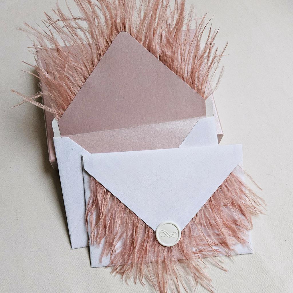 Конверт білий бархатний з пір'ям і сургучем. рожеве пір'я