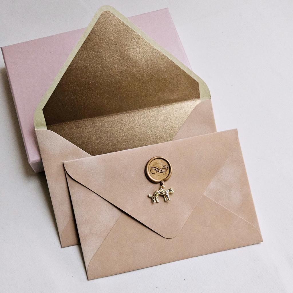 Конверт бархатний з підвіской леопард. Бежевий