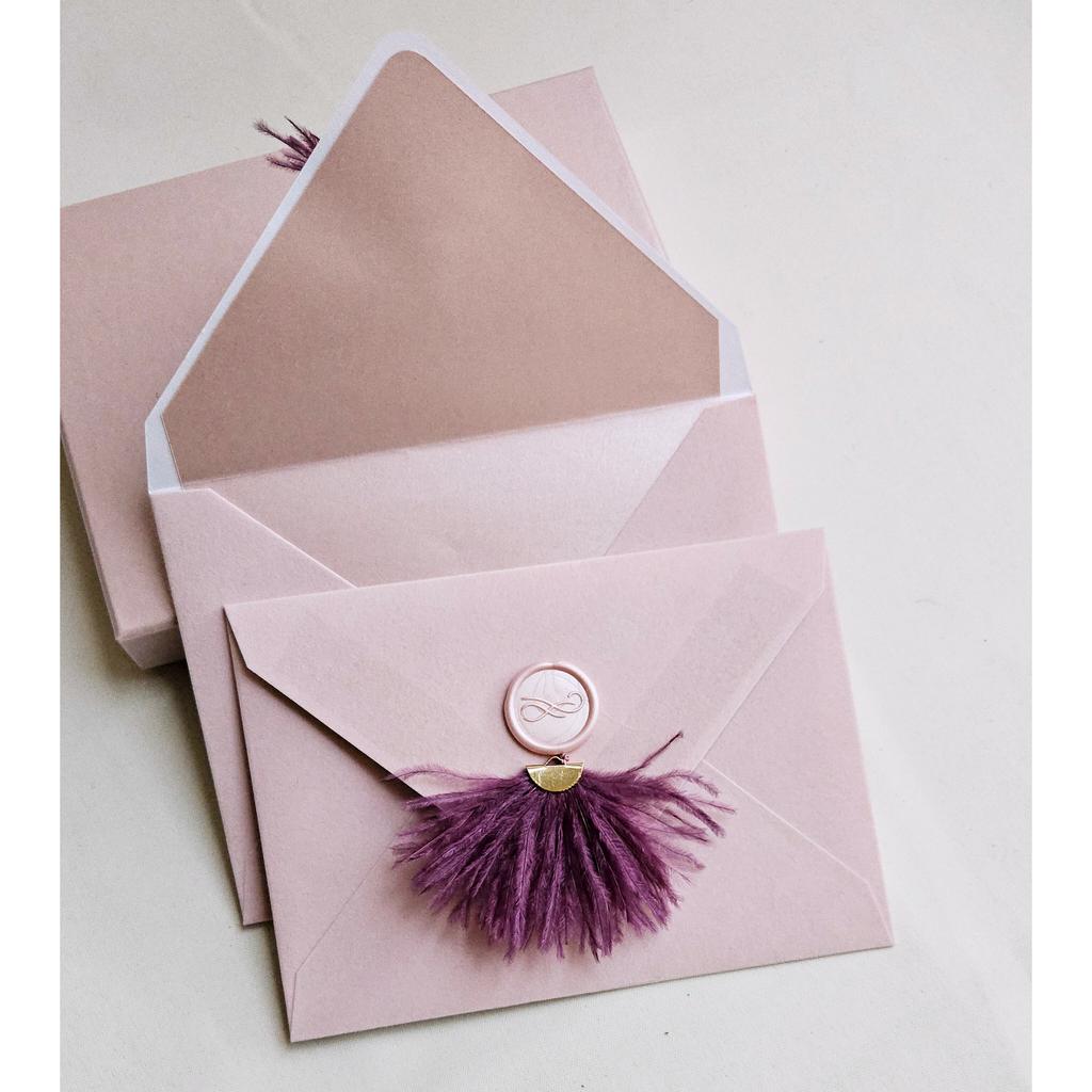 Конверт бархатний з пухнастою підвіскою. Фіолетова