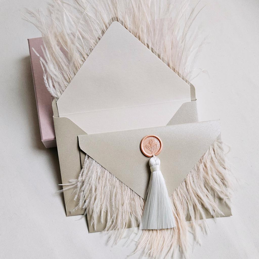 Конверт паперовий з китицею та пір'ям. Бежевий перламутр