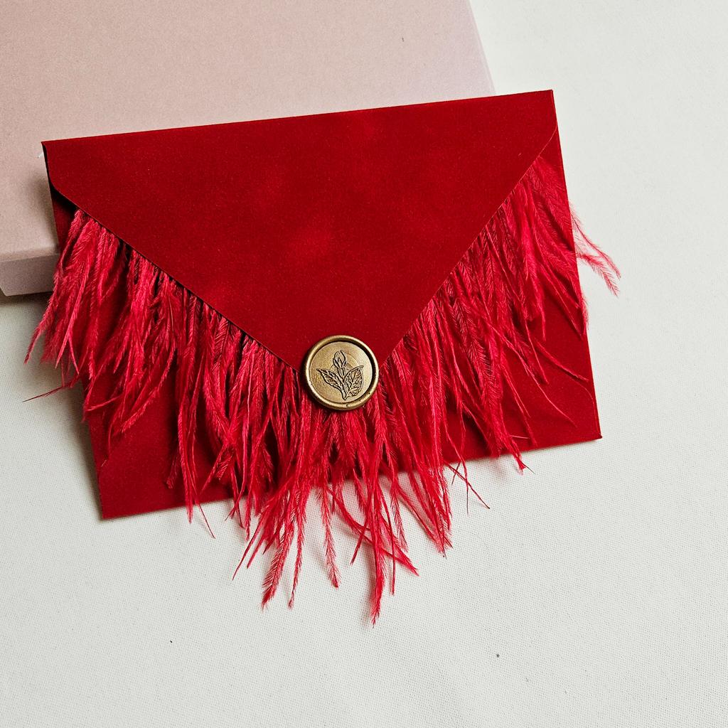 Конверт бархатний з пір'ям. Червоний яскравий