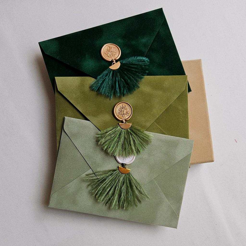 Конверт бархатний з пухнастою підвіскою. Зелені