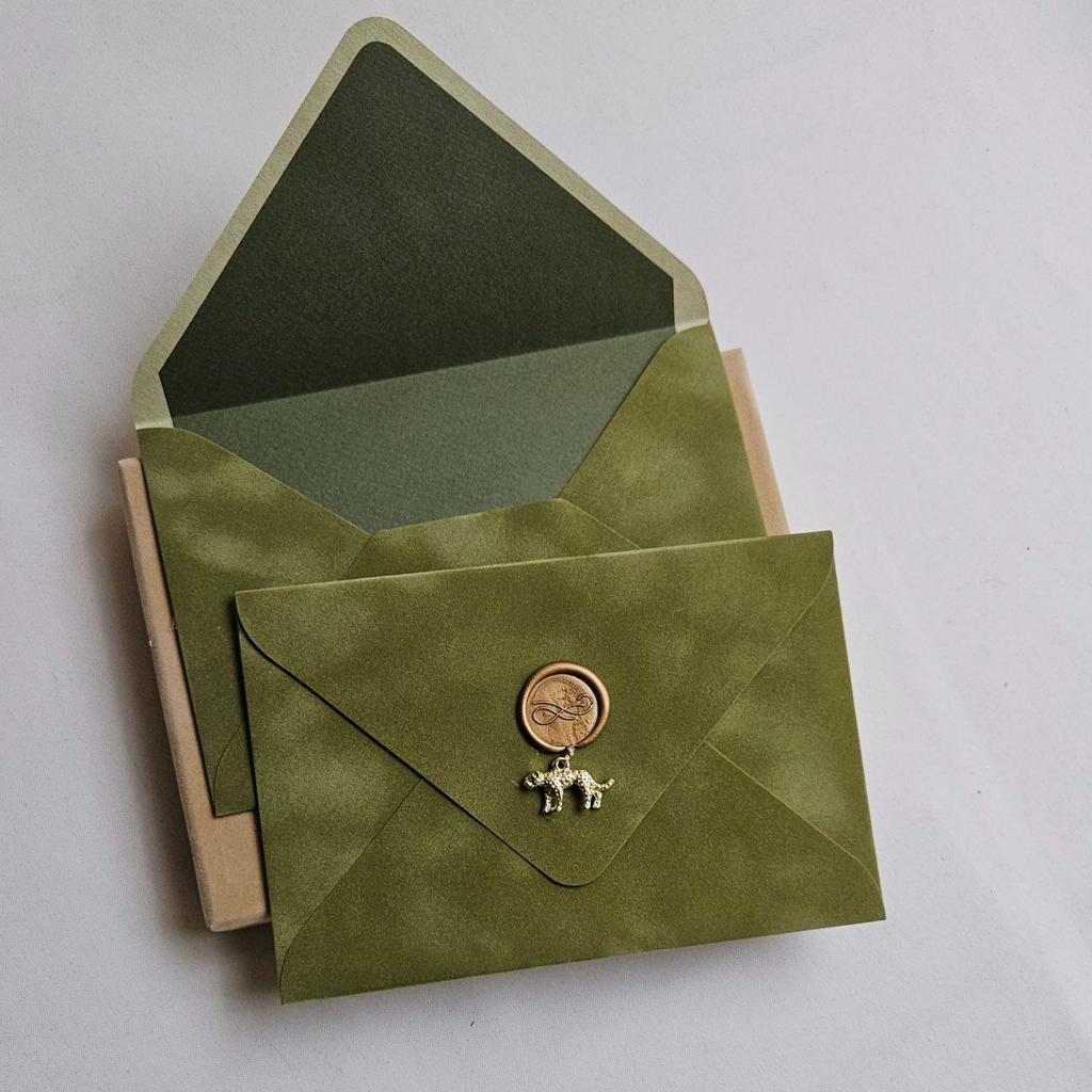 Конверт бархатний з підвіской леопард. Оливка
