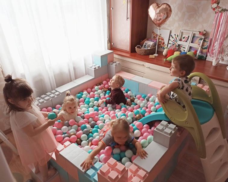 "EVERBLOCKS" rotaļu laukums - baseins 150x150x45 cm ar 1800 bumbām