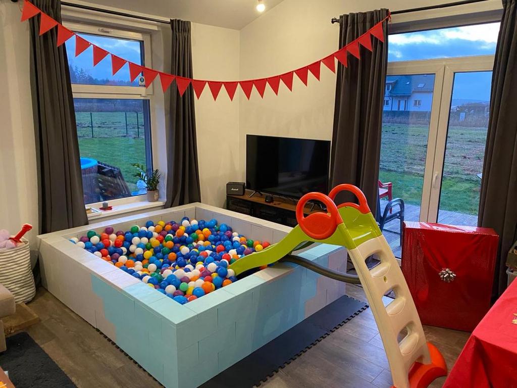 "EVERBLOCKS" rotaļu laukums - baseins 190x190x45 cm ar 2300 bumbām