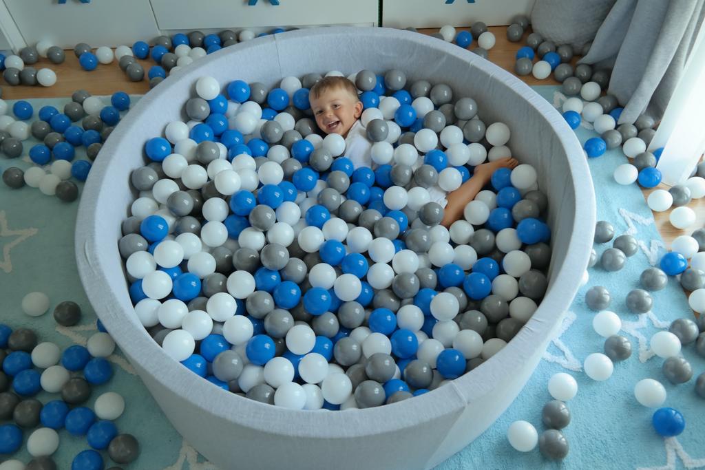 Mīkstais apaļš baseins ar 700 bumbām