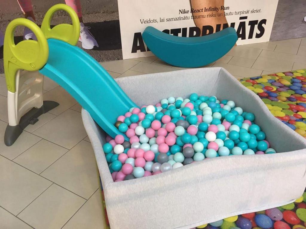 Mīkstais kvadrātveida baseins ar 700 bumbām un M slīdkalniņu