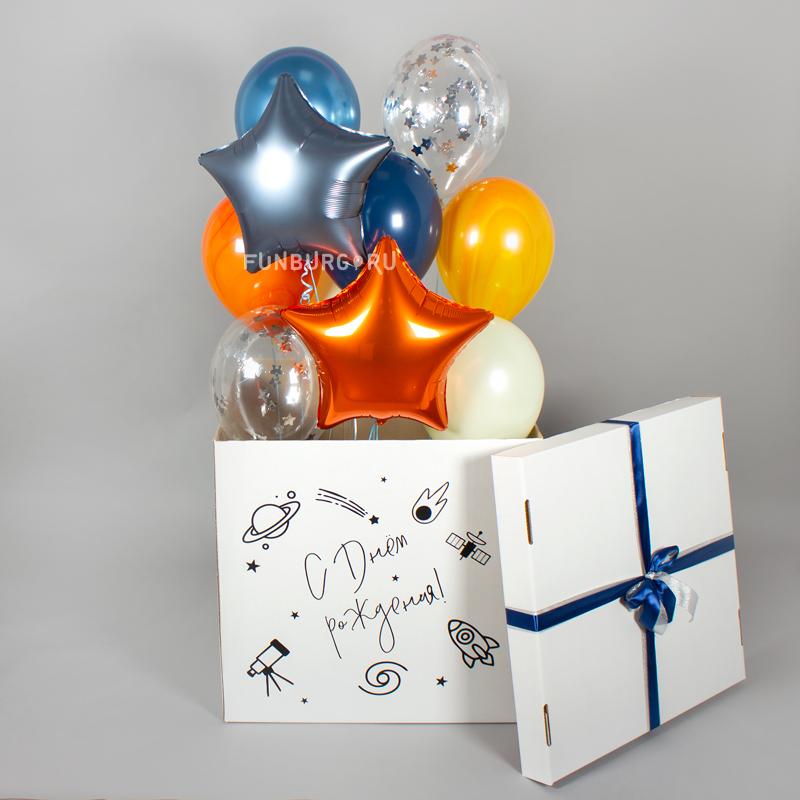 Pārsteiguma kaste ar personalizētu uzrakstu un balonu pušķi