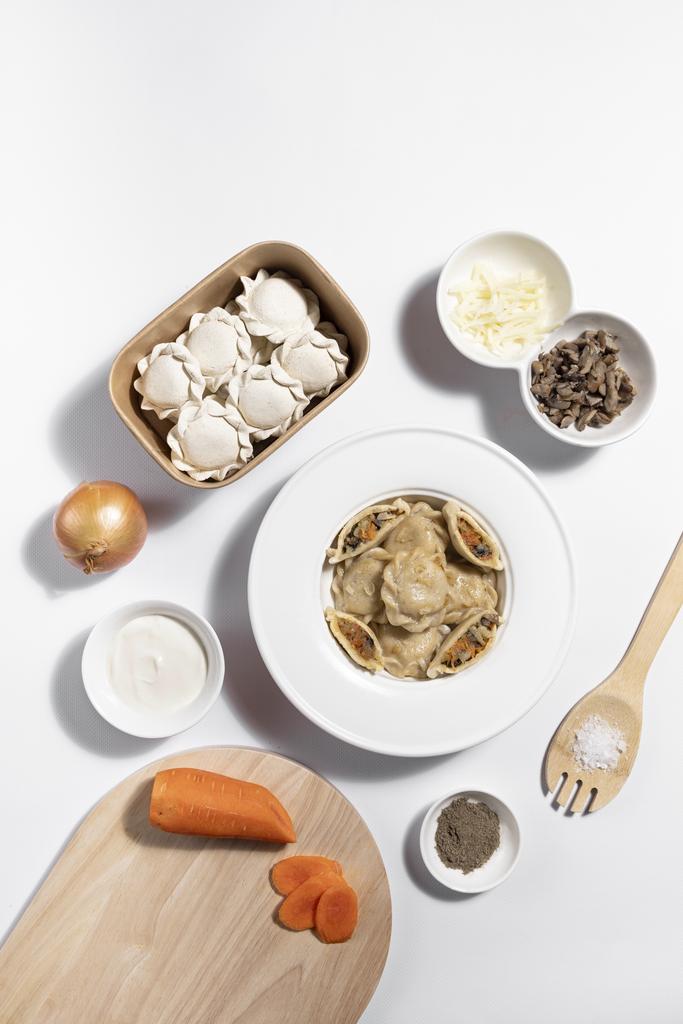 Безглютенові вареники з капустою та грибами