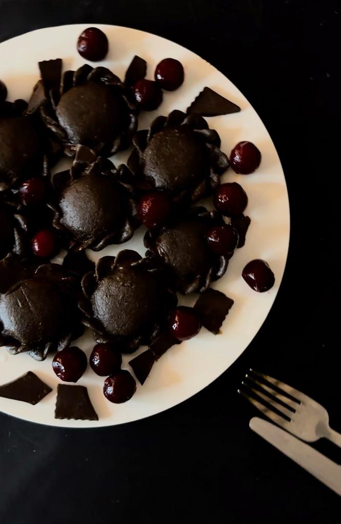 Безглютенові вареники шоколадні з вишнею та сиром тофу