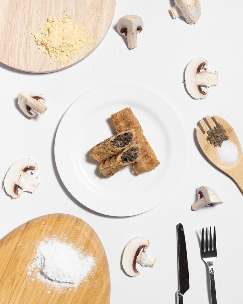 Безглютенові млинці з грибами у білому соусі