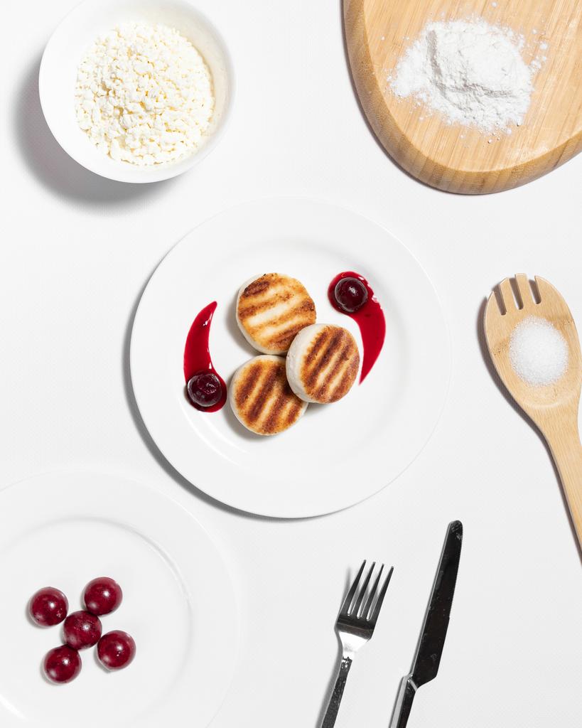 Сирники безлактозні з вишнею