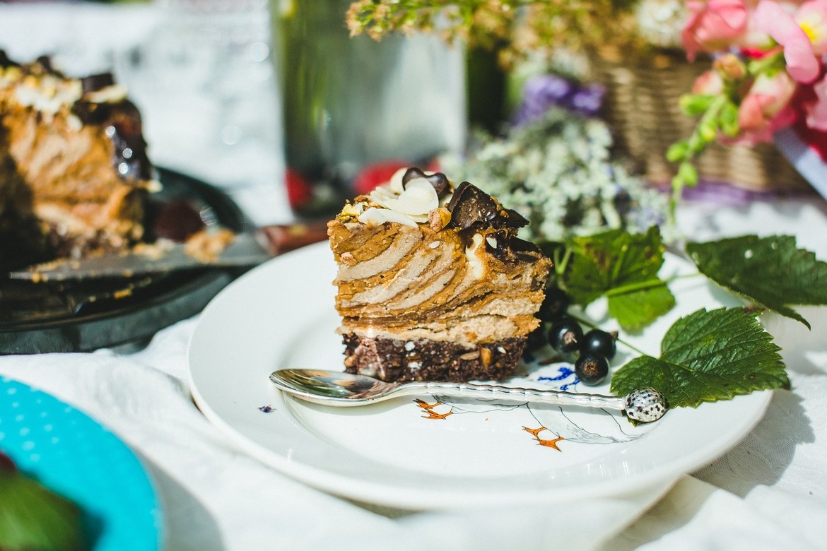 Снікерс raw-кейк