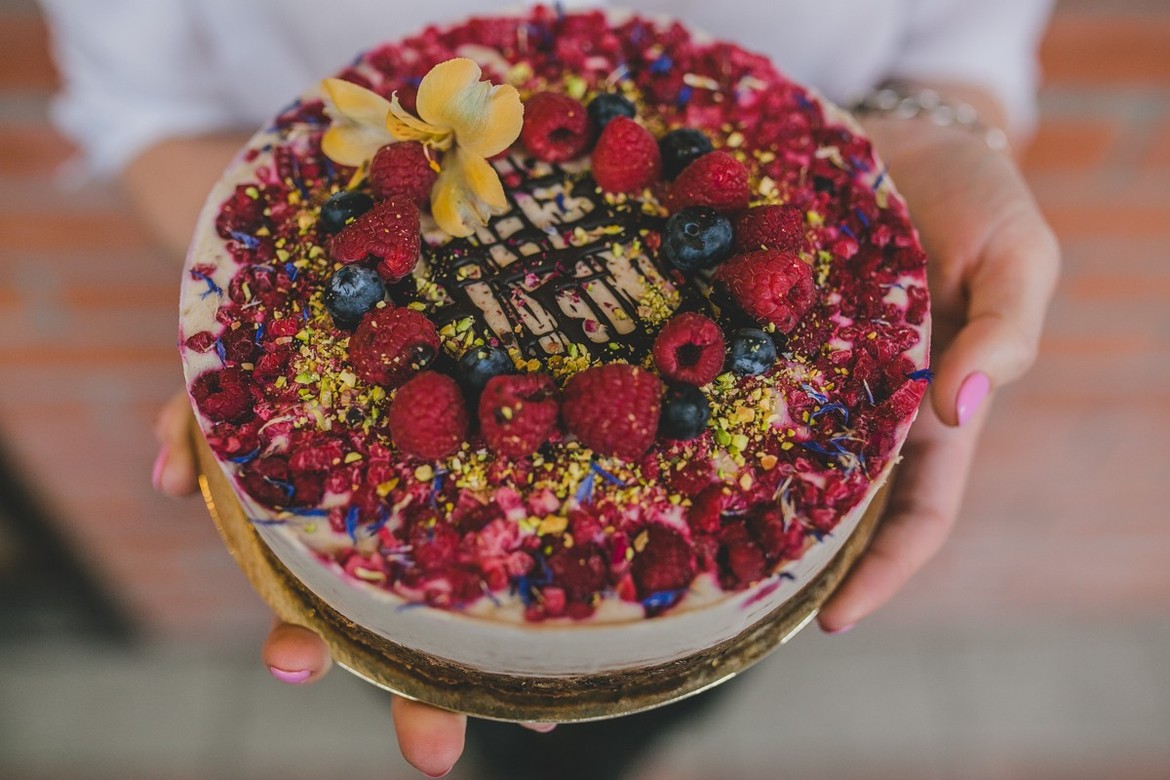 Лимонно-грушевий rawcake з малиною