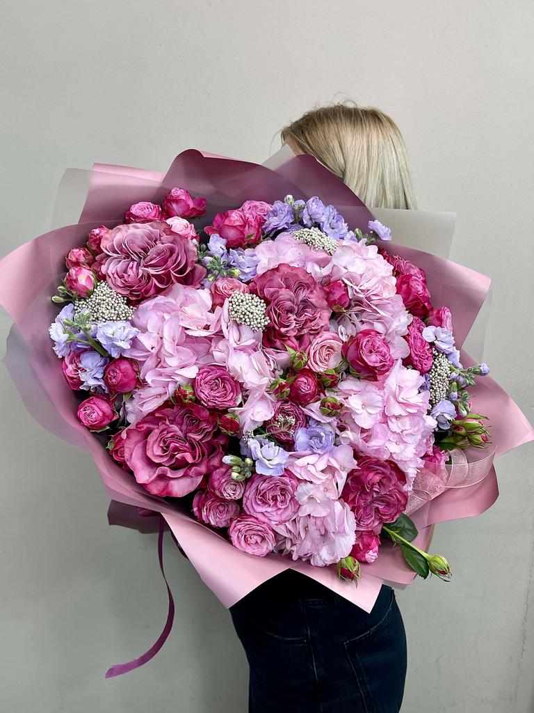 Авторский букет из пионовидных роз и матиолы