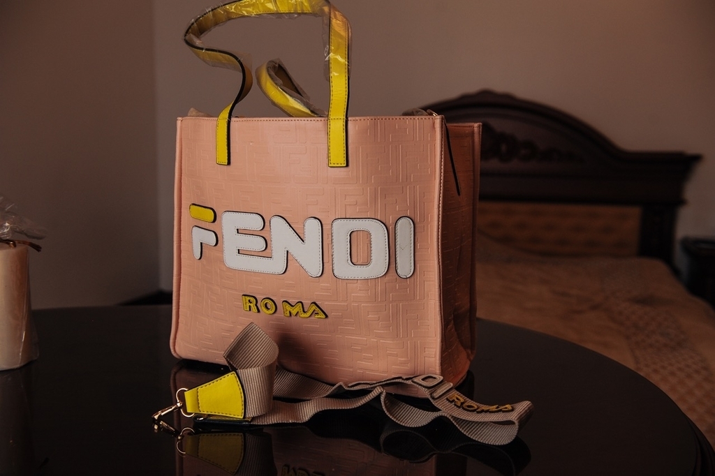 Большая женская сумка Fendi розовая с желтым 3207