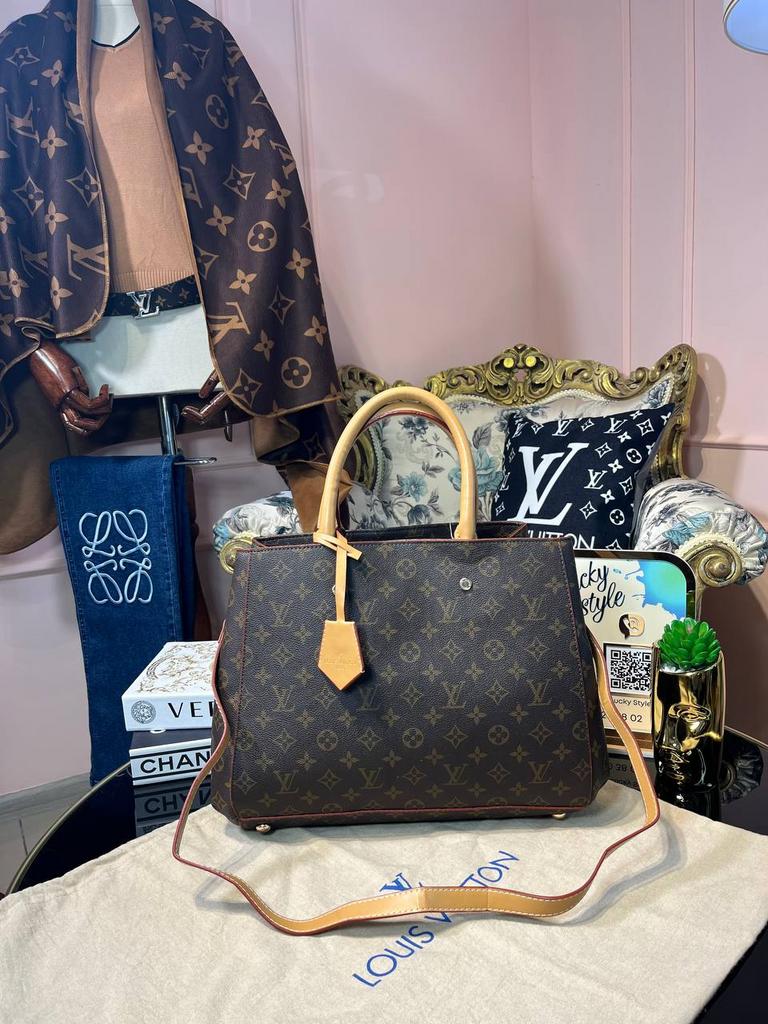 Сумка женская большая с тёмными ручками Louis Vuitton Montaigne 1051