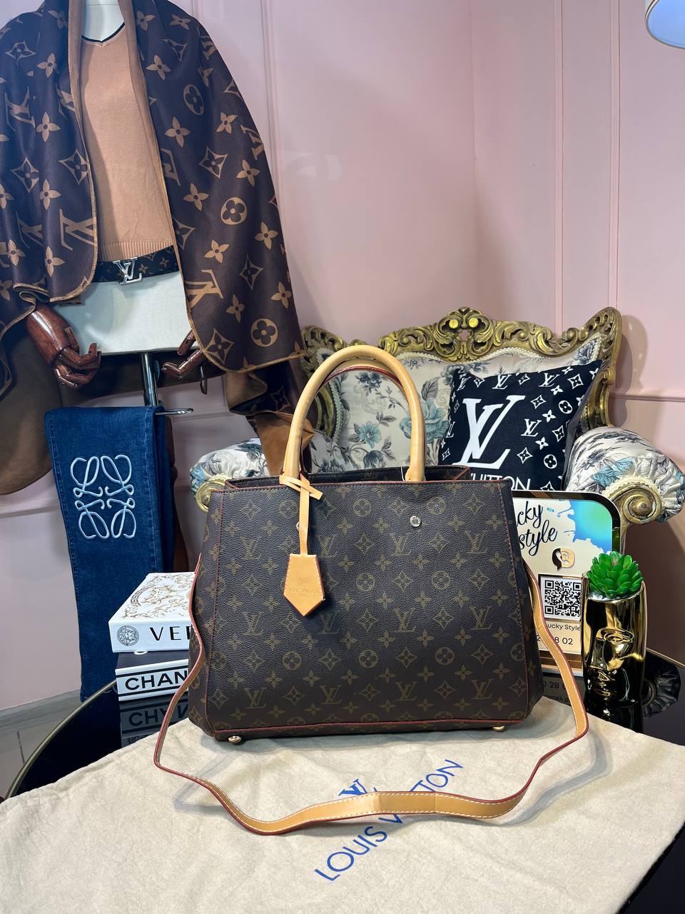 Сумка женская большая с тёмными ручками Louis Vuitton Montaigne 1051