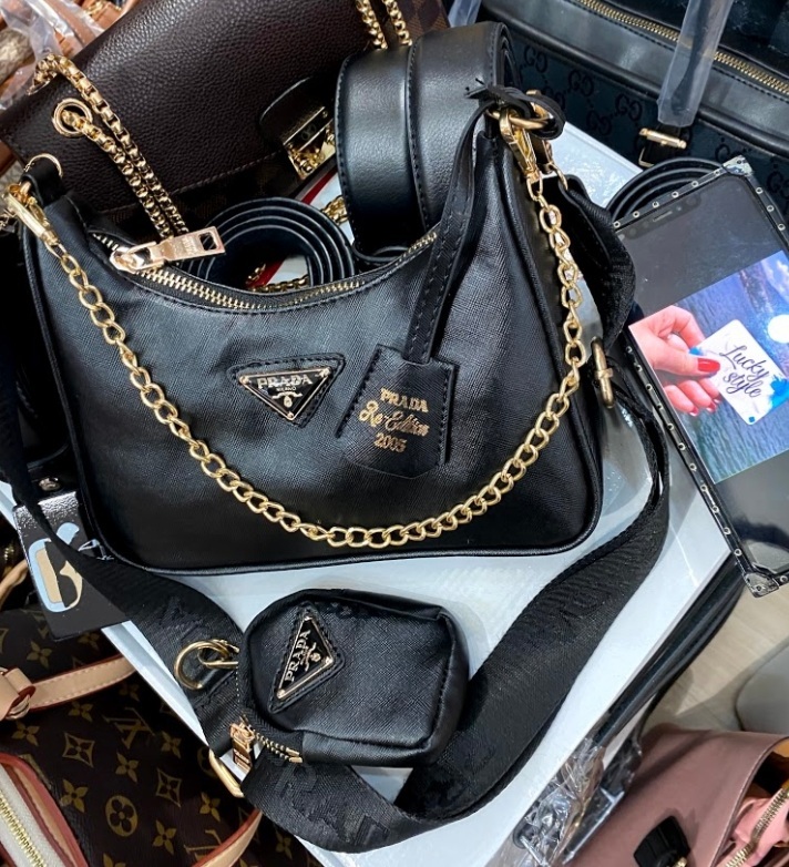 Женская маленькая Сумка Prada Re-Edition 2005 Saffiano с золотой фурнитурой  60013