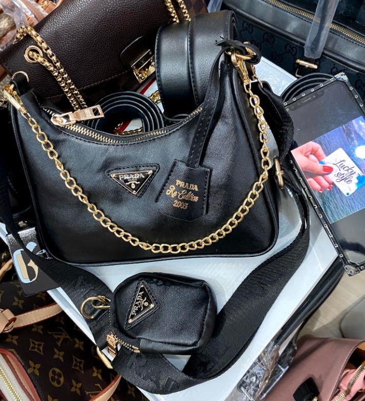 Женская маленькая Сумка Prada Re-Edition 2005 Saffiano с золотой фурнитурой  60013