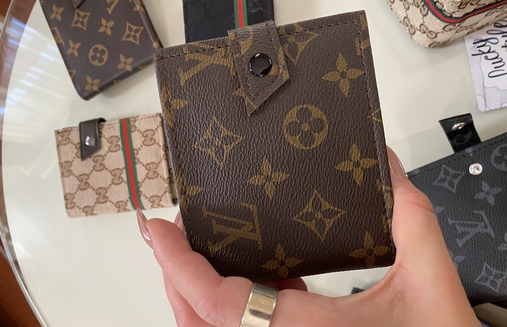 Портмоне Louis Vuitton  monogram коричневого цвета на кнопке 60111