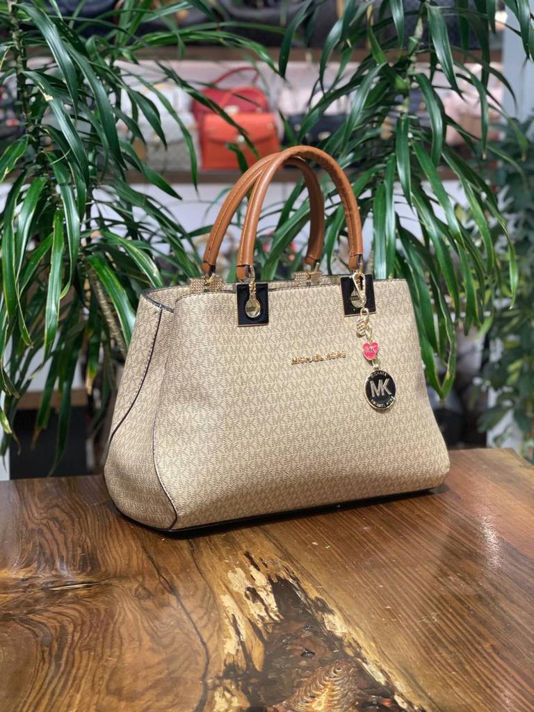 Сумка Michael Kors на замке бежевая 991716263