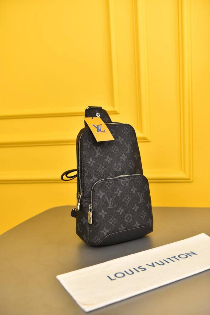 Сумка-слинг Avenue Louis Vuitton Luxe серый монограмм 1541421