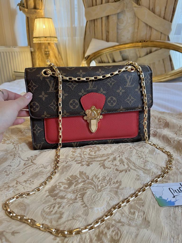 Сумка женская Louis Vuitton Victoria коричневый монограм красная вставка 425364