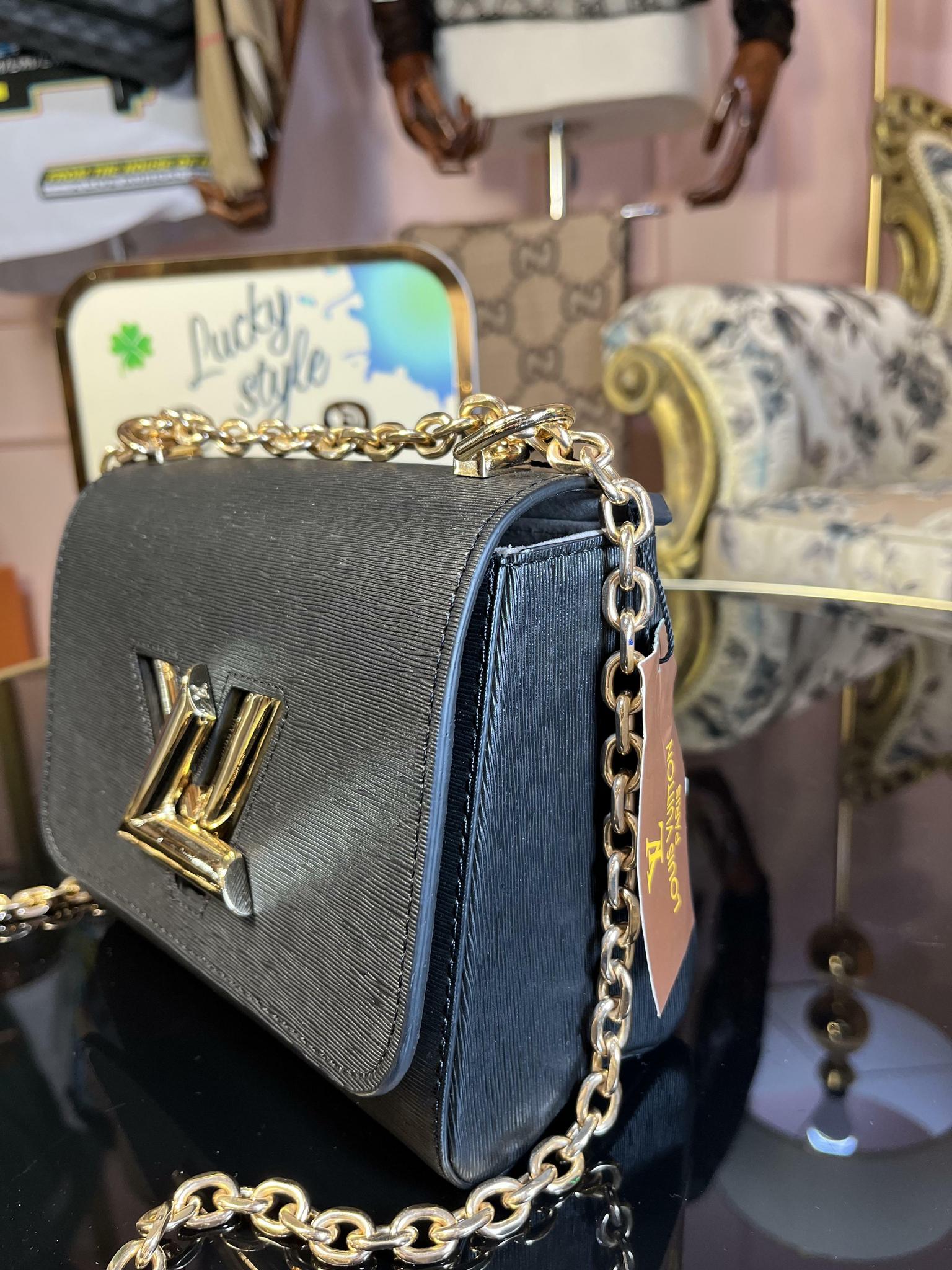 РОЗПРОДАЖ > Сумка Twist Gold Louis Vuitton черного цвета мини