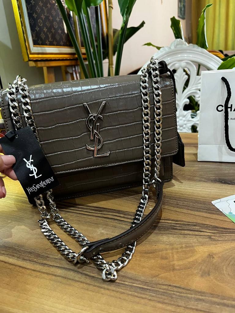 Сумка Yves Saint Laurent с тиснением под крокодила серебро бежевая 66446364