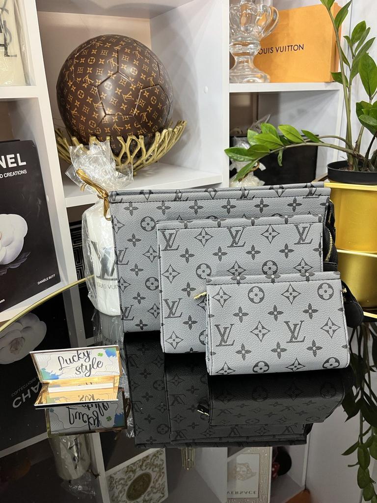 Louis Vuitton Toiletry Pouch Set серый монограмм набор косметичек-барсеток  553125236