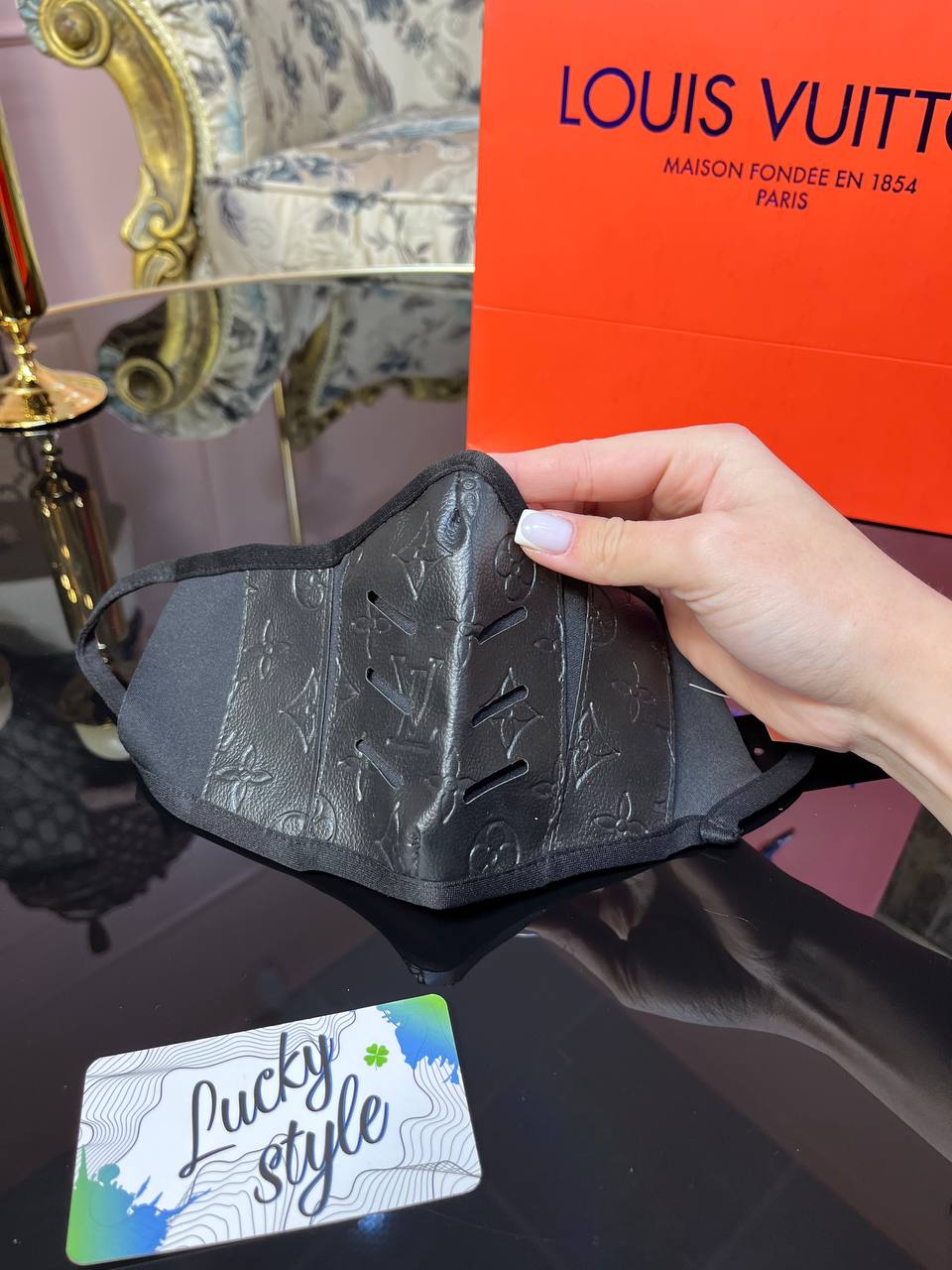 Маска LV черная монограмм 6435123152