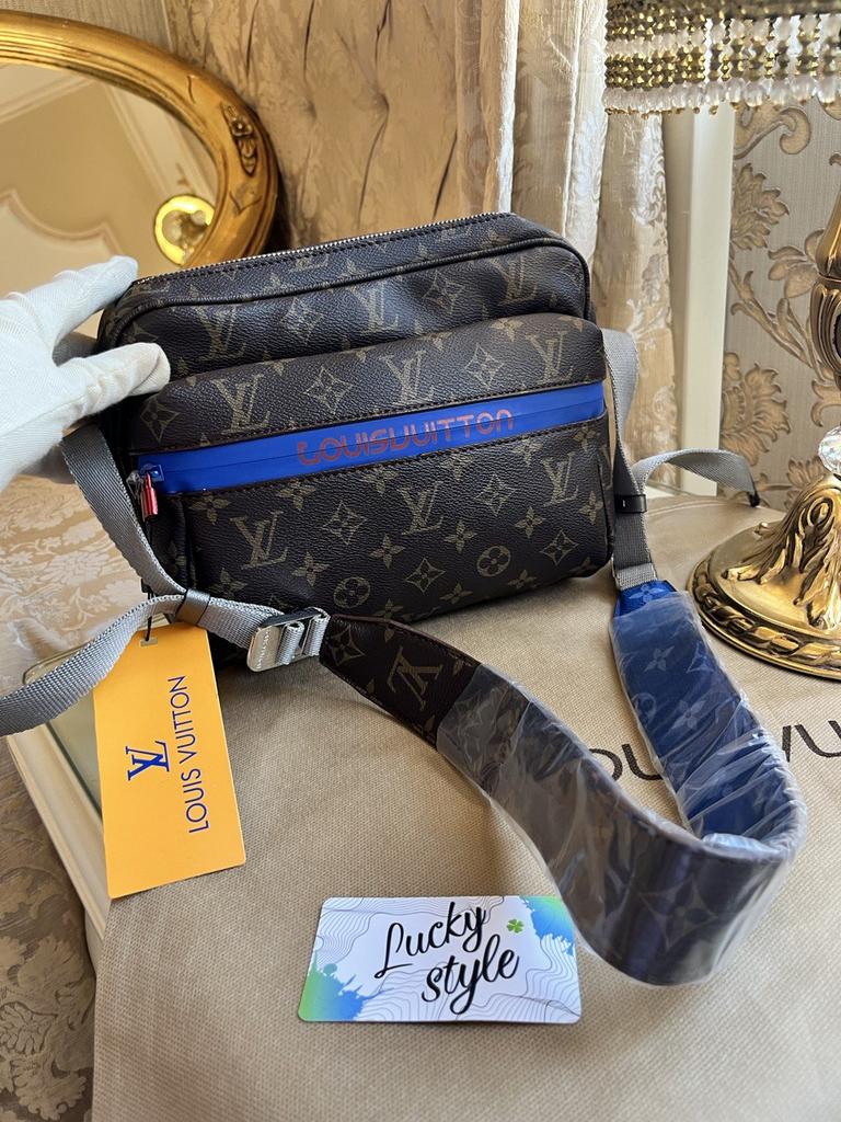 LOUIS VUITTON - Outdoor Messenger  88423642
