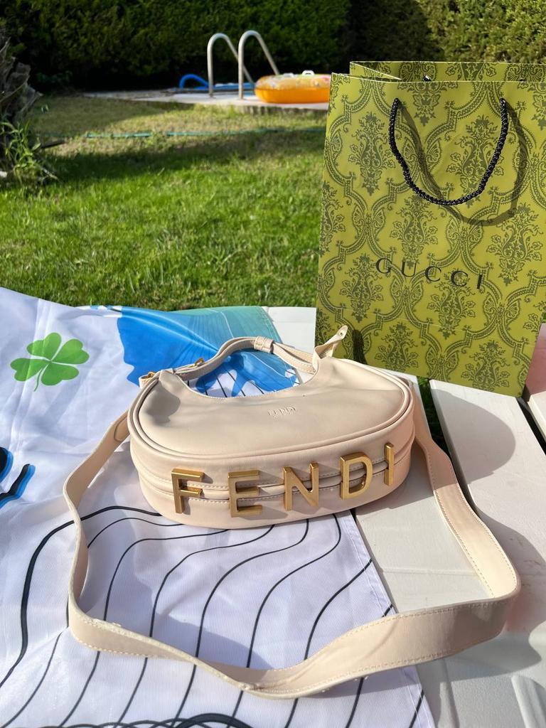 FENDi бежевая NEW  66325235